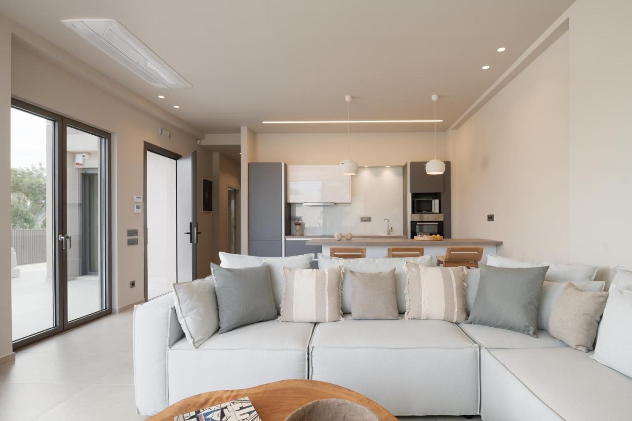 Athina Luxury Villa, With Pool & Walk To The Beach, By Thinkvilla Vilă *