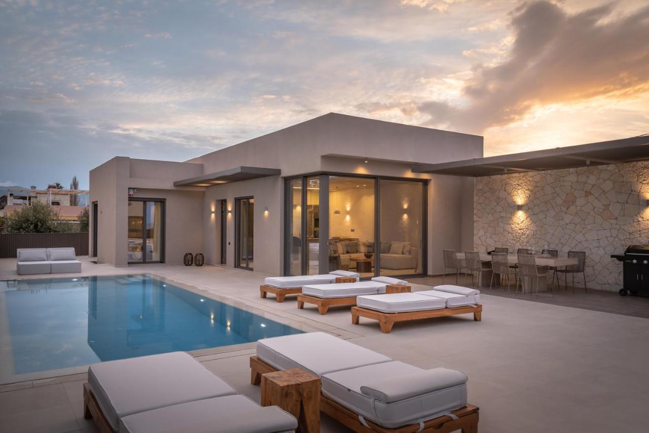 Athina Luxury Villa, With Pool & Walk To The Beach, By Thinkvilla Vilă
